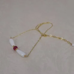 Zarte Kette mit Rubin und weißem Chalcedon
