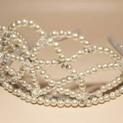 Zarte Perlen-Tiara für Bräute – Ivory Dream Hochzeitsschmuck mit Kristallakzenten