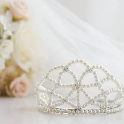Zarte Perlen-Tiara für Bräute – Ivory Dream Hochzeitsschmuck mit Kristallakzenten
