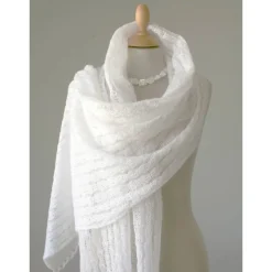 Zarter Brautschal aus Kid-Mohair in Ivory, sommerliche Hochzeit-Stola, duftiges Tuch