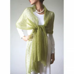 Zartes Mohair-Tuch in Olivgrün, Lace-Schal gestrickt für Trachtenhochzeit, elegantes Umschlagtuch, leichte Stola