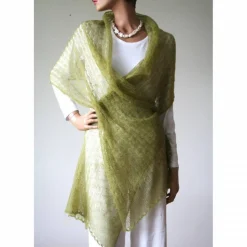 Zartes Mohair-Tuch in Olivgrün, Lace-Schal gestrickt für Trachtenhochzeit, elegantes Umschlagtuch, leichte Stola