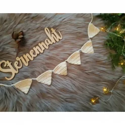 zauberhafte gehäkelte Wimpelkette mit kleinen Wimpeln