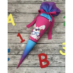 zauberhafte Schultüte / Zuckertüte mit Hase auf Farbverlauf Pink Türkis