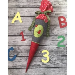 zauberhafte Schultüte in Rot /grau/ grün mit Mädchen / Gärtnerin mit Blumen und Gießkanne