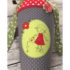 zauberhafte Schultüte in Rot /grau/ grün mit Mädchen / Gärtnerin mit Blumen und Gießkanne