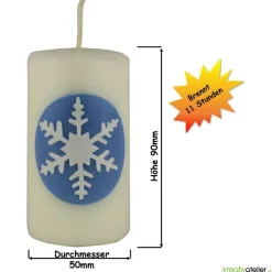 Zauberhaftes Lichtspiel für die Wintermonate: Winterkerze mit Eiskristall / Schneeflocke auf blauem Himmel