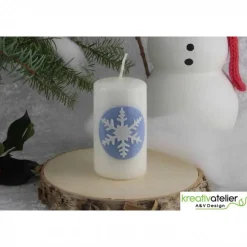 Zauberhaftes Lichtspiel für die Wintermonate: Winterkerze mit Eiskristall / Schneeflocke auf blauem Himmel