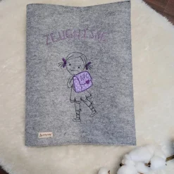 Zeungismappe aus Filz Mädchen mit Schulranzen / Ranzen/ mit Sichtbuch und Stickerei