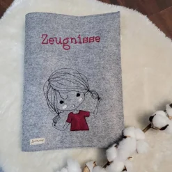 Zeungismappe aus Filz Mädchen mit Zöpfen/ mit Sichtbuch und Stickerei