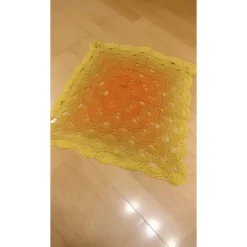 Zierdecke, Tischdeckchen, handgehäkelt, kräftiger Farbverlauf