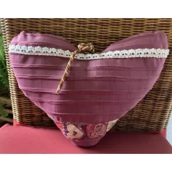 Zierkissen Herzform in weinrot mit Bandverzierungen