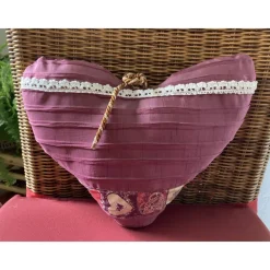 Zierkissen Herzform in weinrot mit Bandverzierungen