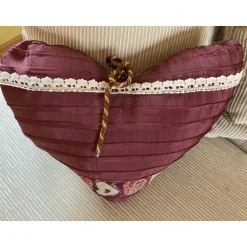 Zierkissen Herzform in weinrot mit Bandverzierungen