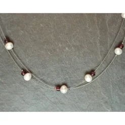 Zierliche Kette mit Süßwasser-Zuchtperlen und Granat