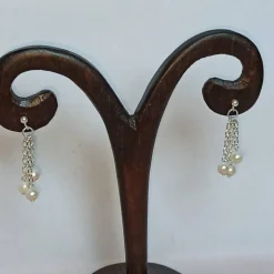 Zierliche Ohrhänger mit weißen Zuchtperlen Sterlingsilber