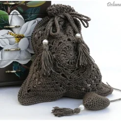 Zugbeutel, Geschenksäckchen, braun, glänzend mit Perlen und Quasten, Geschenkanhänger Herz, Handarbeit