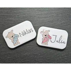 Zur Einschulung: rechteckiger Namensbutton /-magnet für Schulanfänger ~ Teddy mit Schultüte + 7 Schriften