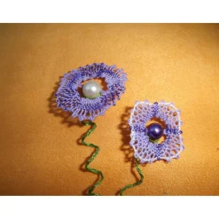 Zwei geklöppelte Blumen mit gedrehtem Stiel in Lila