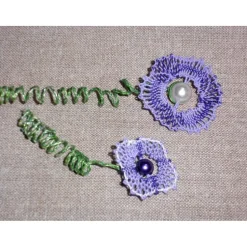 Zwei geklöppelte Blumen mit gedrehtem Stiel in Lila