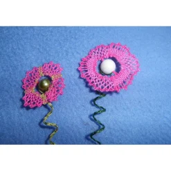 Zwei geklöppelte Blumen mit gedrehtem Stiel in Rosa