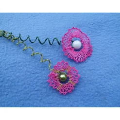 Zwei geklöppelte Blumen mit gedrehtem Stiel in Rosa