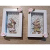 Zwei kleine Bilderrahmen zum Hinstellen mit Osterhasenmotiven und Stoffblumen