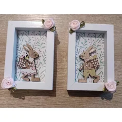 Zwei kleine Bilderrahmen zum Hinstellen mit Osterhasenmotiven und Stoffblumen