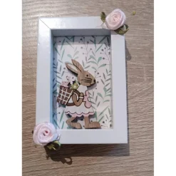 Zwei kleine Bilderrahmen zum Hinstellen mit Osterhasenmotiven und Stoffblumen