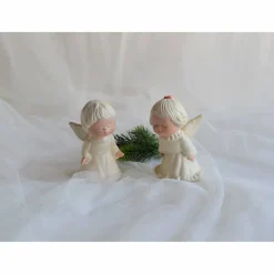 Zwei küssende Engel im cremefarbenen Kleid