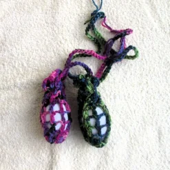 Zwei Ostereierschleudern, Eiernetze,Eierschleudern gehäkelt aus Polyacrylwolle für Osterbrauch