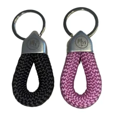 Zwei Schlüsselanhänger, Mr. und Mrs. zur Hochzeit, schwarz und altrosa, handgefertigt der Marke AlsterStruppi