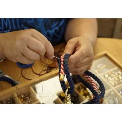Zwei Schlüsselanhänger, Mr. und Mrs. zur Hochzeit, schwarz und altrosa, handgefertigt der Marke AlsterStruppi