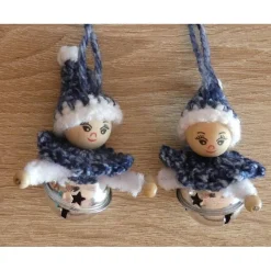 Zwei Wichtel mit Glöckchen zum Aufhängen - blau-weiß