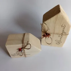 Zwei zuckersüße Holzhäuser mit „Willkommen Winterzeit“