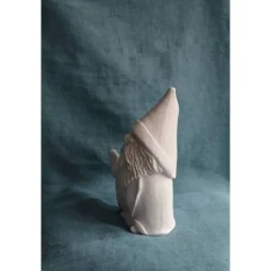 Zwerg Gnom mit Mittelfinger und Zunge