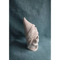 Zwerg Gnom mit Mittelfinger und Zunge